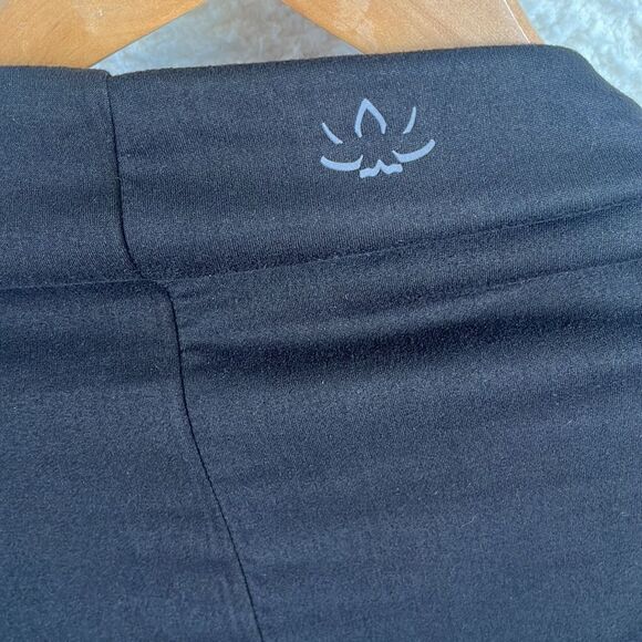 Beyond Yoga Pocket Infinity Scarf Black One Size - Picture 4 of 7